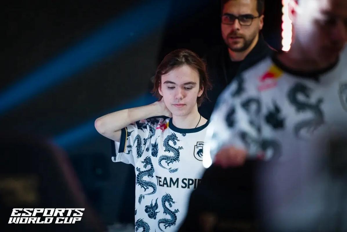 生死中的中场！白菜觉醒，凭借三杀拯救世界。 TyLoo 上半场领先11分，赢得第二张地图