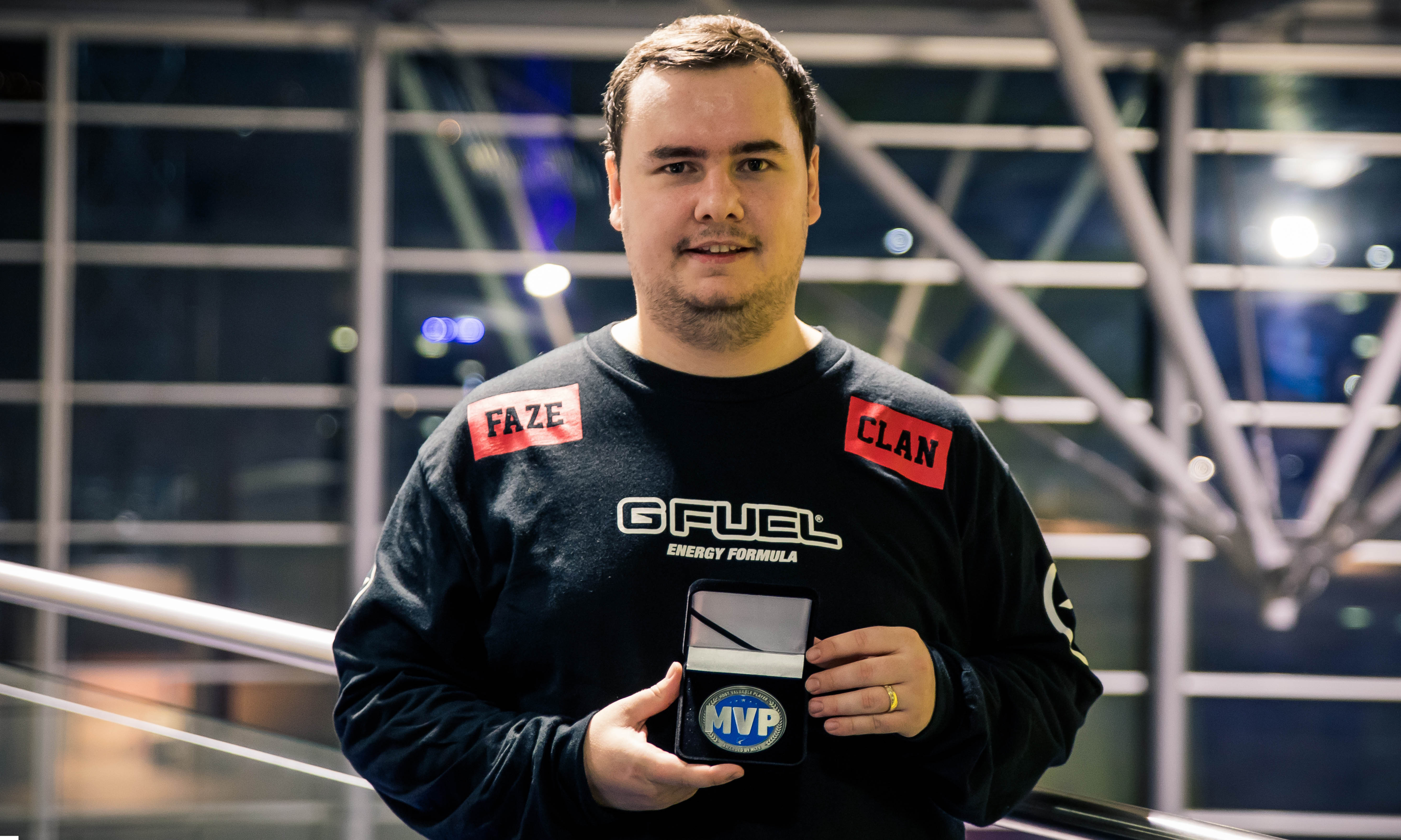 在今日TES对阵OMG的比赛中，Rookie使用阿卡丽达成了在LPL的第3000杀，是LPL第1位达成该成就的选手＼