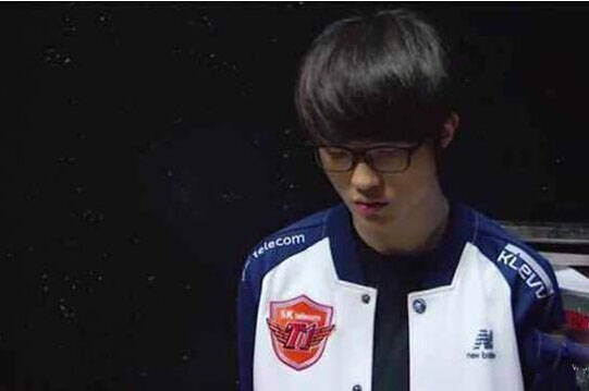 上单选手假装职业选手？1 Jiang Anbesa 错过了很多大招 + 致命地给了 Oh My God 赢得第一场比赛的机会